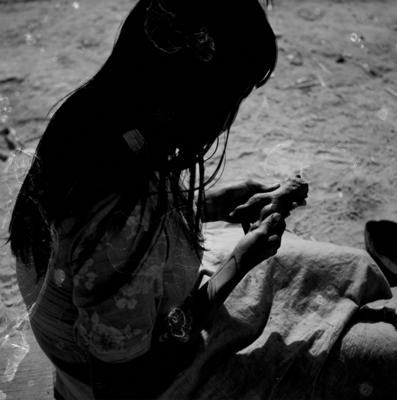 Mulher do povo Karajá confeccionando bonecas de cerâmica chamadas  Ritxòkò