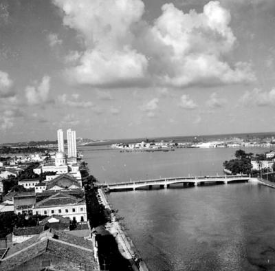 Recife, Rio Capibaribe, Rua da Aurora, ao fundo a ponte Santa Isabel e o Edifício Capibaribe