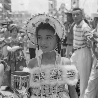 Crianças desfilando em agremiações carnavalescas