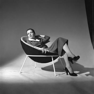 Odete Lara posando na cadeira Bowl