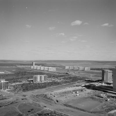 Vistas aéreas de Brasília, Esplanada dos Ministérios e Praça dos Três Poderes ao fundo.