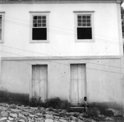 Aspectos de Congonhas, casario com criança