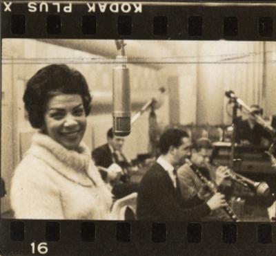 Elizeth Cardoso ao microfone em estúdio (contato)