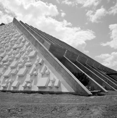 Teatro Nacional Cláudio Santoro, "O sol faz a festa", relevo de Athos Bulcão