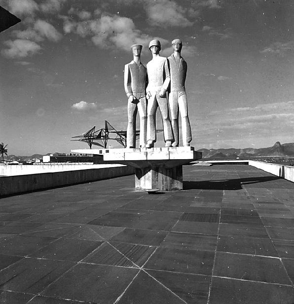 Escultura em homenagem aos pracinhas das Três Armas, de  Alfredo Ceschiatti