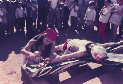 Cena do filme "O Profeta da Fome", de Maurice Capovilla. No centro, José Mojica Martins