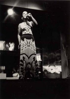 Elizeth Cardoso ao microfone