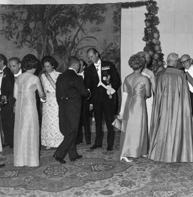 Cumprimentos durante a recepção em homenagem à Rainha Elizabeth II. Da esquerda para a direita: o presidente do Brasil Arthur da Costa e Silva e a primeira-dama, Dona Iolanda, o príncipe Philip, e ministro das Relações Exteriores, Magalhães Pinto.
