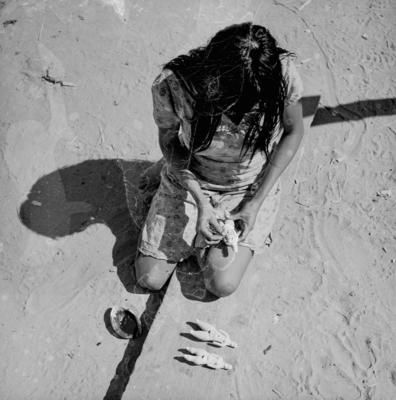 Mulher do povo Karajá confeccionando bonecas de cerâmica chamadas Ritxòkò