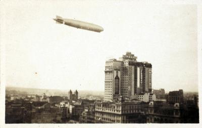 Voo do dirigível Graf Zeppelin sobre o centro da cidade, destaque para o edifício Martinelli