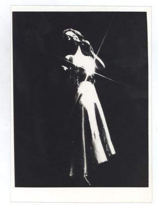 Clara Nunes ao microfone