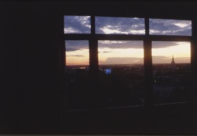 Ao fundo, torre da  Igreja Nossa Senhora Auxiliadora