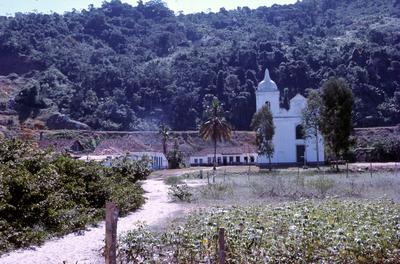 Vila de Mambucaba - casario e Igreja Nossa Senhora do Rosário (à direita)
