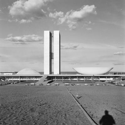 Congresso Nacional, vendo-se a sombra do fotógrafo Marcel Gautherot