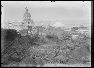 Demolição do Morro do Castelo; ao fundo, os pavilhões da Exposição Internacional de 1922