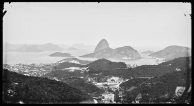 Bairro de Laranjeiras visto do Morro dos Prazeres; ao fundo, o Morro do Pão de Açúcar