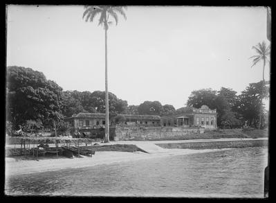 Casarão e, à esquerda, a Elisiária, uma caiera conhecida pelo nome de sua proprietária