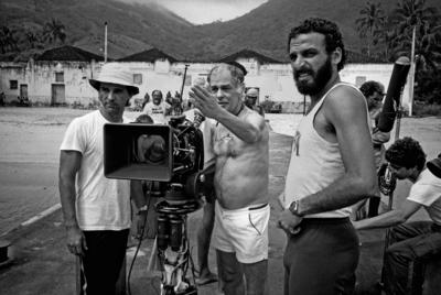 Diretor Nelson Pereira dos Santos orienta cinegrafistas durante filmagens de "Memórias do Cárcere"