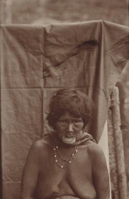 Mulher com adorno labial provavelmente do povo Krenak denominado genericamente Botocudo