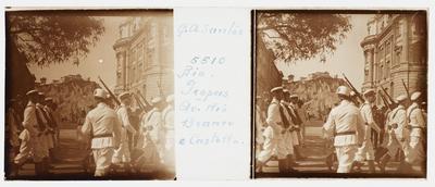 Tropas na avenida Rio Branco; ao fundo, o Morro do Castelo