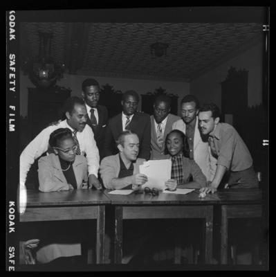 Vinícius de Moraes com Lea Garcia a sua direita e elenco da peça "Orfeu da Conceição"