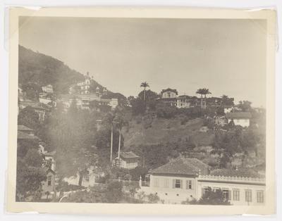 Bairro de Santa Teresa com o Castelinho do Valentim ao fundo