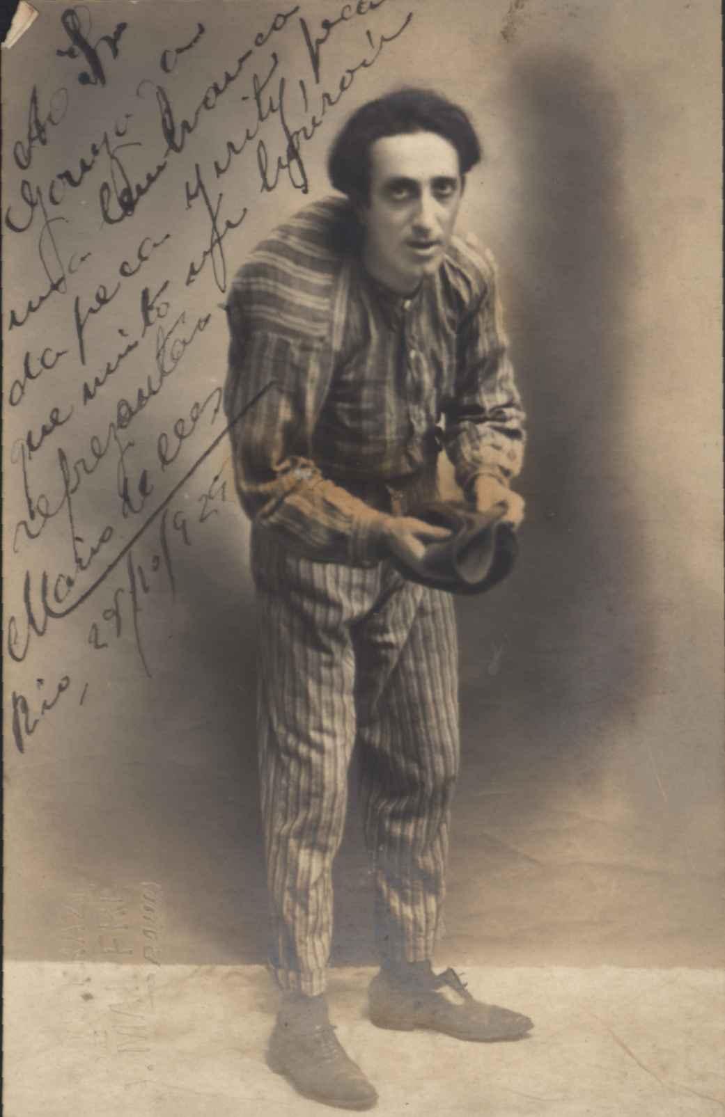 Mario Ulles, como o personagem "Corcundinha" 