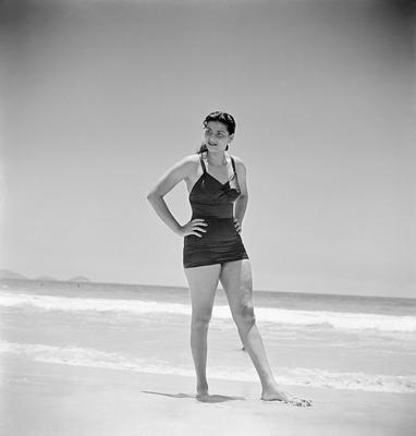 Moça na praia de Copacabana