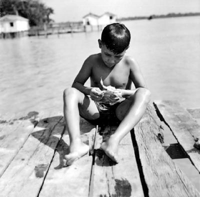 Rio Guamá, criança com carangueijo