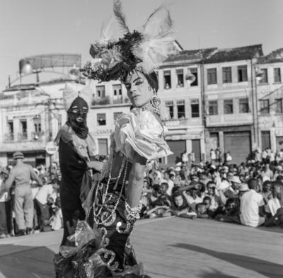 Homem fantasiado de mulher no carnaval
