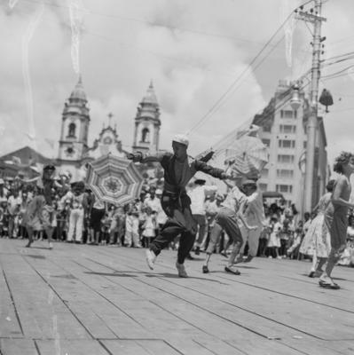 Passista de frevo em frente à Igreja Matriz do Santíssimo Sacramento de Santo Antônio