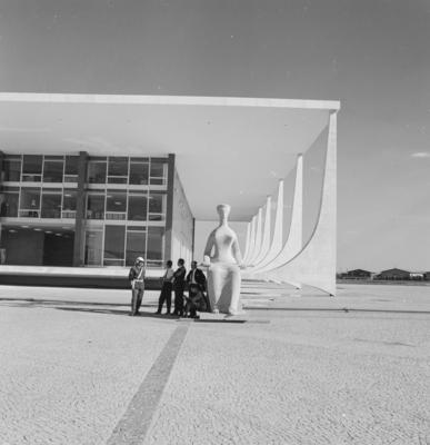 "A Justiça", escultura de Alfredo Ceschiatti