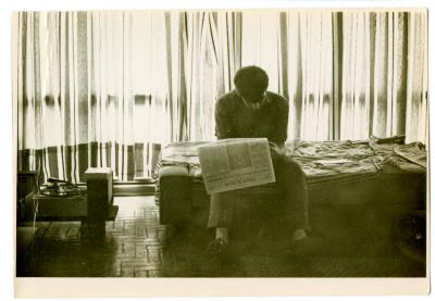 Aluno da Universidade de Brasília (UnB) lê notícias no jornal alguns meses depois do golpe militar