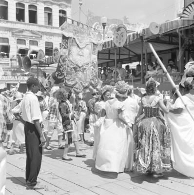 Desfile do clube de frevo Guaiamun na Vara