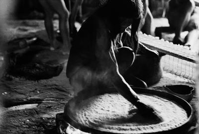 Série Xingu - Preparação do tepeá (farinha de mandioca)