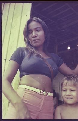 Edna de Cássia e sua família em sua casa