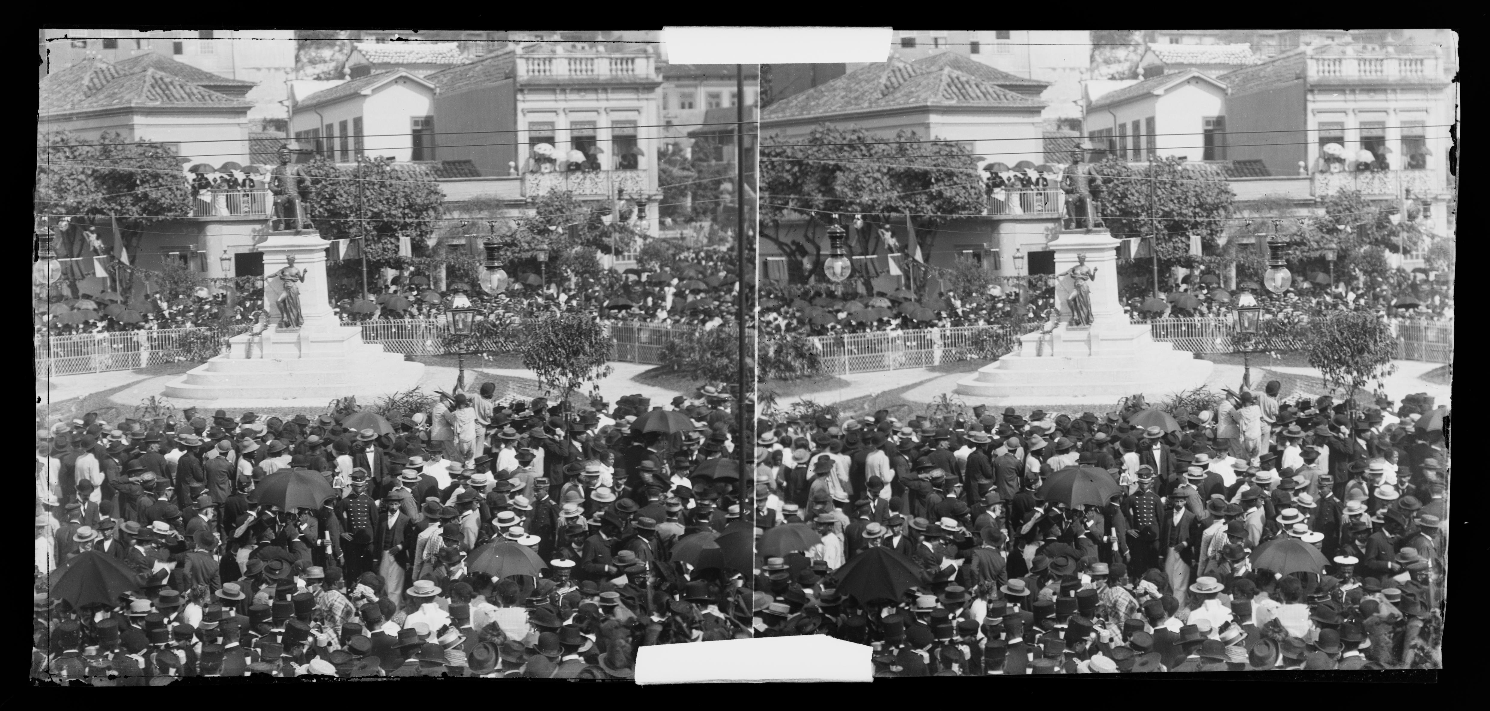 Bairro da Glória - multidão ao redor de monumento não identificado