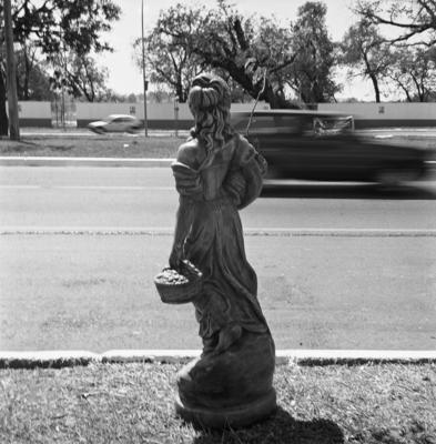 Escultura em exposição em via de Brasília