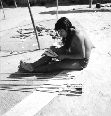 Homem do povo Karajá confeccionando flechas