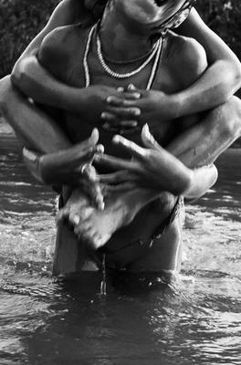 Série Xingu - Banho de rio