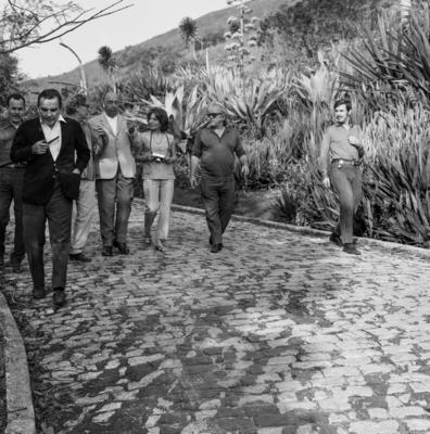 Renato Archer (com cachimbo), Burle Marx (de perfil), Pablo Neruda, sua mulher, Matilde Urrutia, e Vinícius de Morais (de óculos), no Sítio Burle Marx, na ocasião da visita de Pablo Neruda