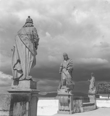 Profeta Oséias de costas e Profeta Daniel de frente