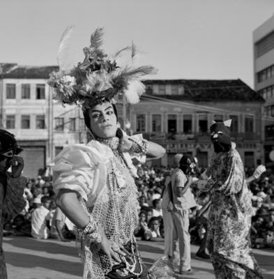 Homem fantasiado de mulher no carnaval
