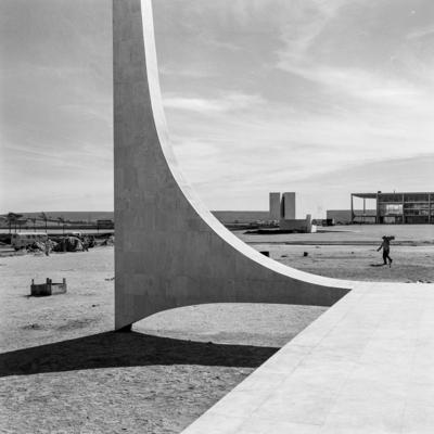 Supremo Tribunal Federal, ao fundo o Museu Histórico de Brasília e o Palácio do Planalto