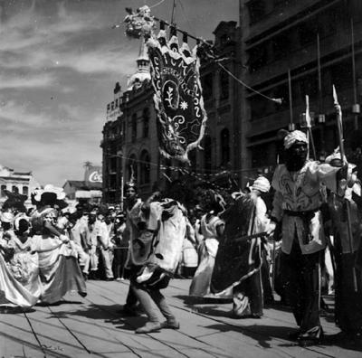 Desfile do bloco carnavalesco Transporte em Folia