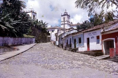 Casas e Igrejas do Sagrado Coração de Jesus (à direita) e dos Santos Cosme e Damião (à esquerda)