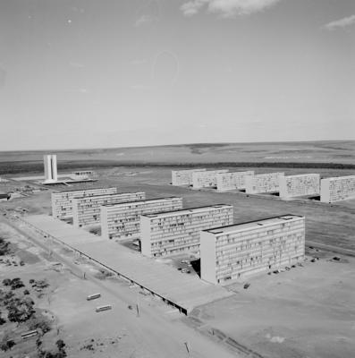 Vistas aéreas de Brasília, Esplanada dos Ministérios e Praça dos Três Poderes ao fundo.