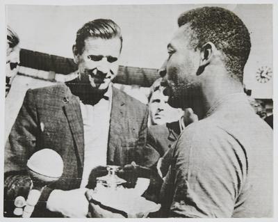 Entrega de souvenir oferecido por Yashin (à esquerda) a Pelé (à direita)