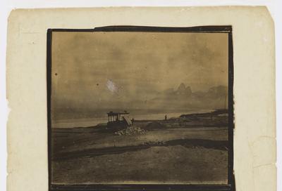 Bonde descarregando material de construção na praia de Ipanema; ao fundo, o Morro Dois Irmãos e Pedra da Gávea