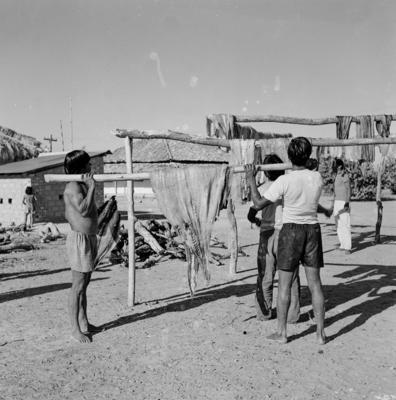 Indígenas do povo Karajá